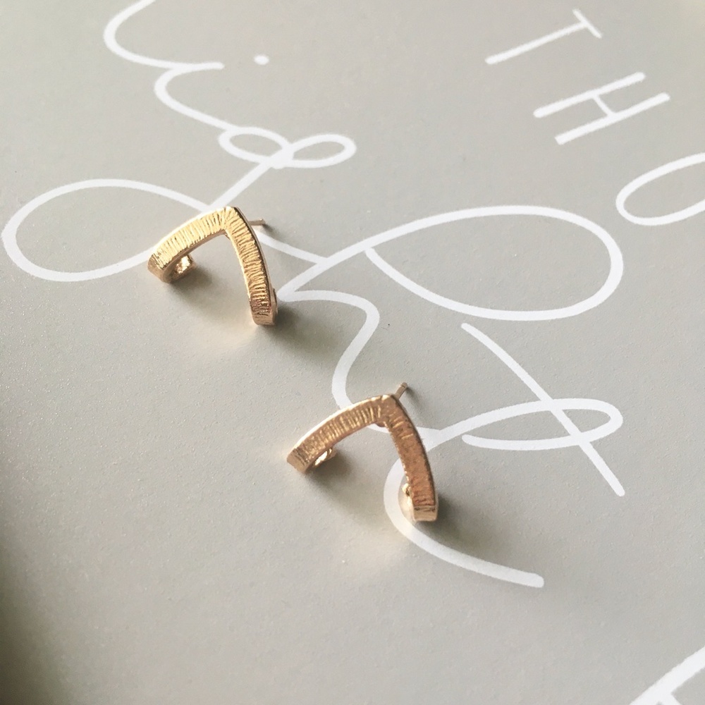 'Hug' Minimalist Triangle Bar Ear Jacket Earrings - Picture 3 of 10